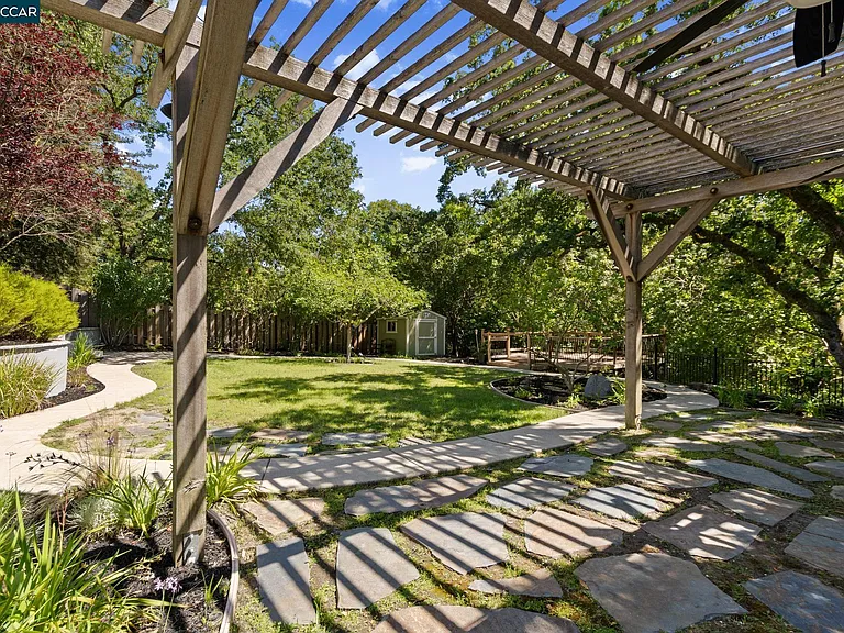 1021 Windsor Dr — Photo 29