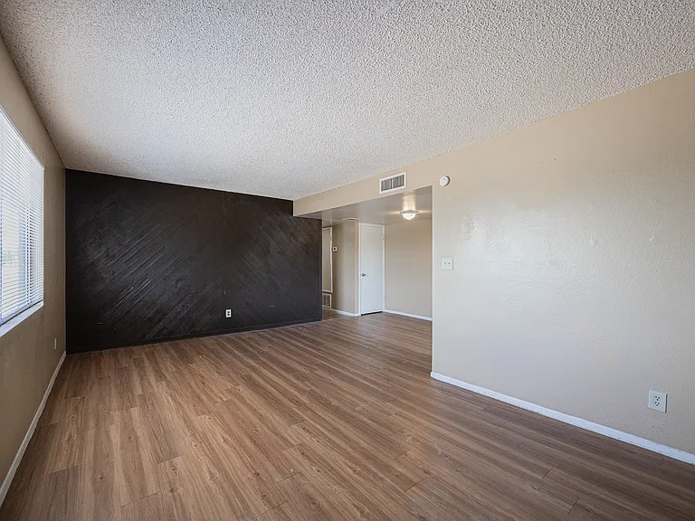 4724 E Portland St — Photo 3