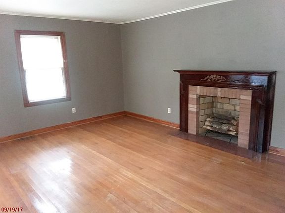 3rd image of 214 Crestview Dr