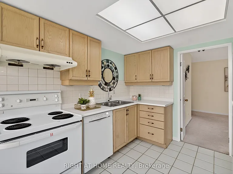 6 Humberline Dr #323 — Photo 19