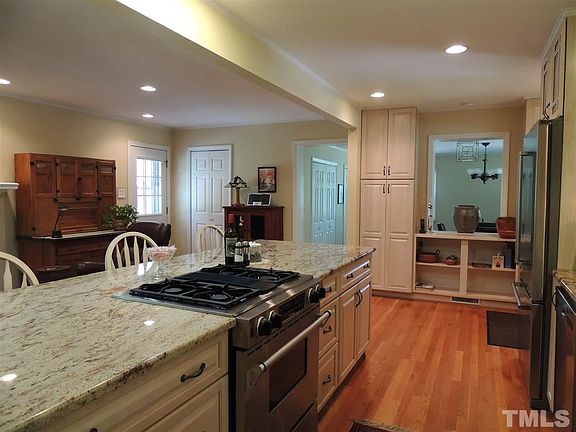 4th image of 233 Landsbury Dr