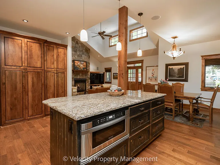 1374 NW Kingston Ave — Photo 8