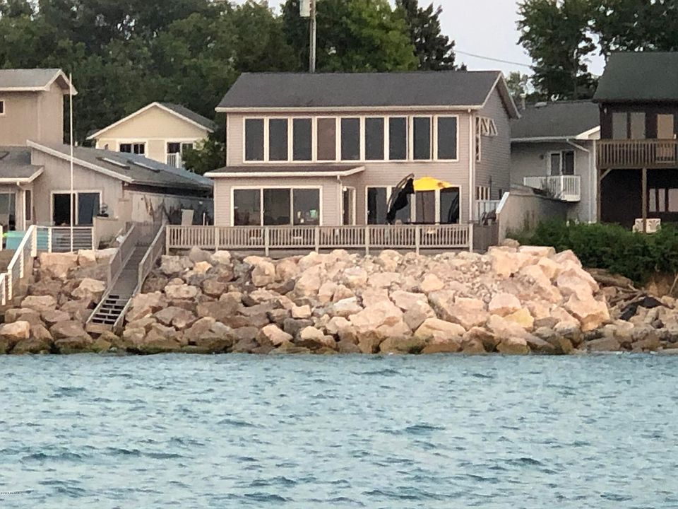 1st image of 910 Lake Dr