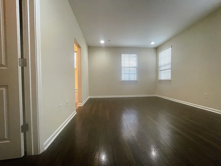 863 N King Rd — Photo 5