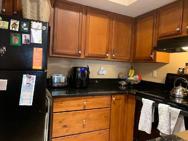 Oak cabinet's granite countertops