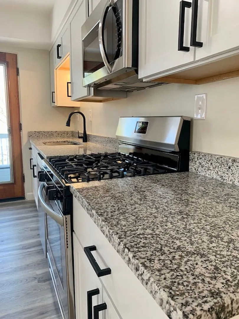 Remodeled Large Two Bedroom in Ft. Mitchell — Photo 4