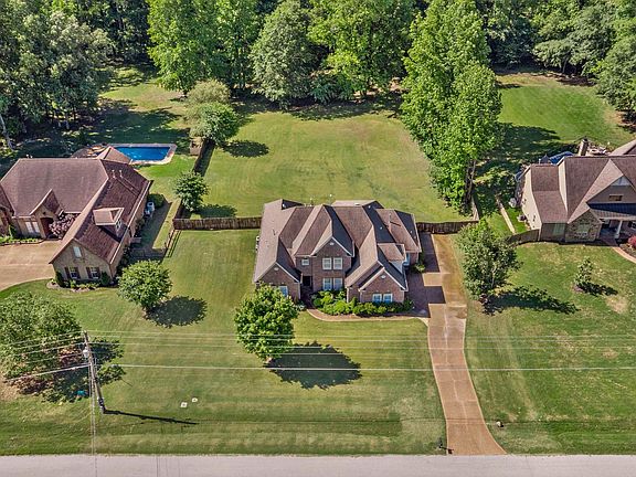 3rd image of 360 Estate Dr