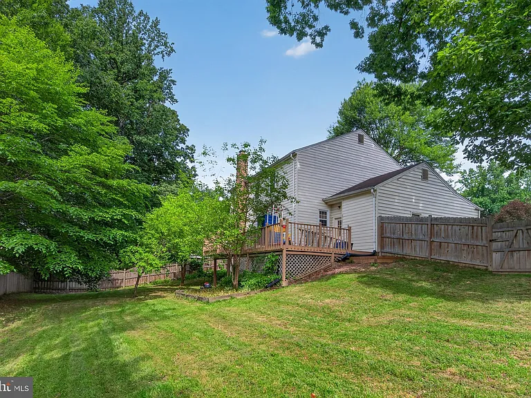 8815 Newport Ct — Photo 30