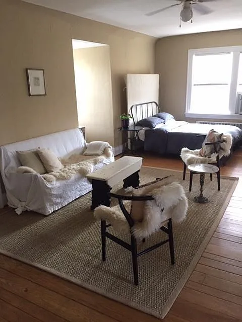 Studio has lots of windows for natural sun light! Very cozy!