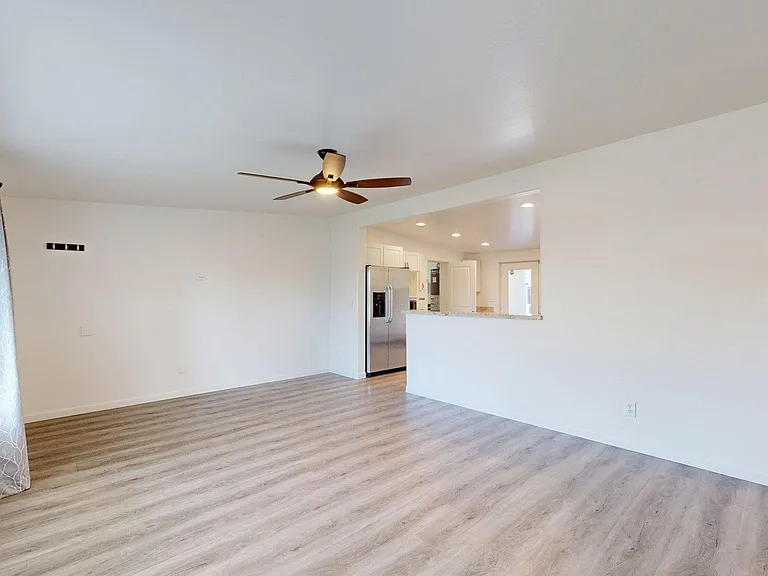 4537 E Devonshire Ave — Photo 6