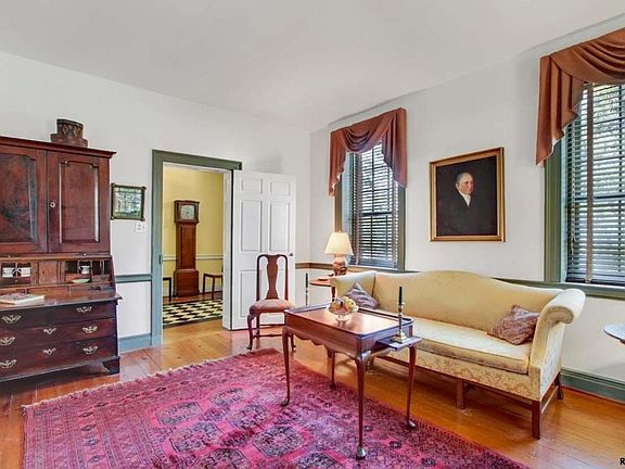 5th image of 548 W King St