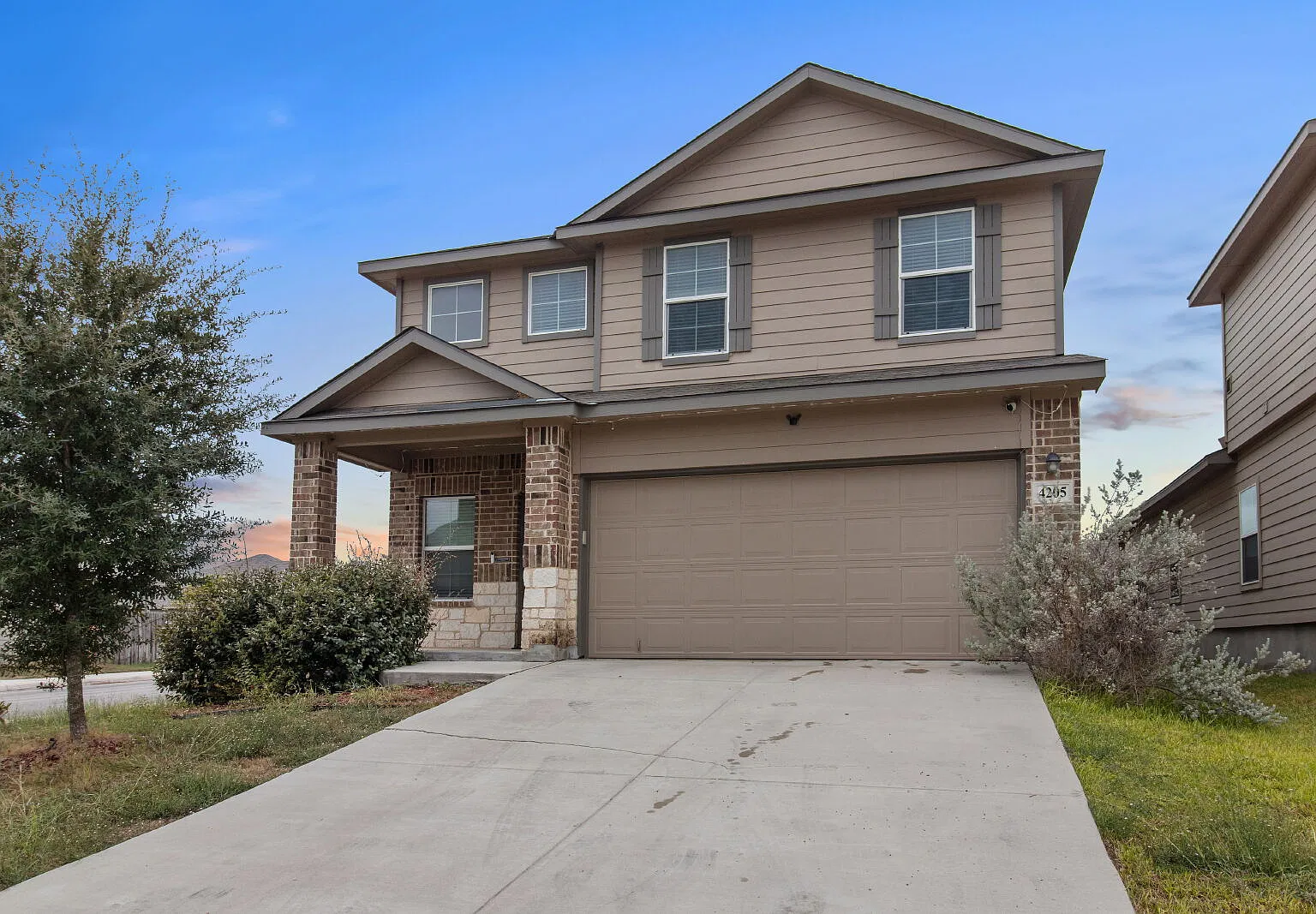 5 bed, 3.0 bath, 2496 sqft, $2,200 — Photo 2