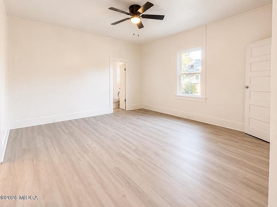 7th image of 2711 Roy St