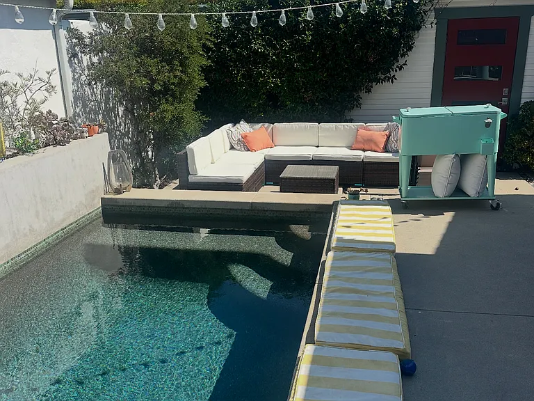 Salt water pool & fully furnished patio