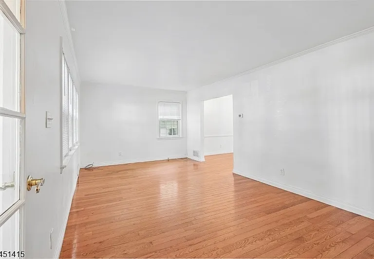 32 Locust Ave — Photo 4