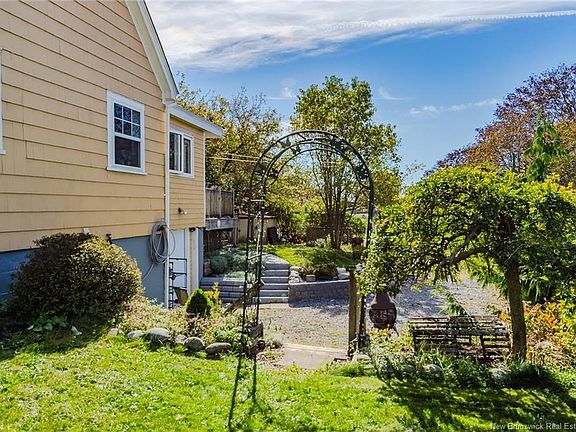 4th image of 470 Young St