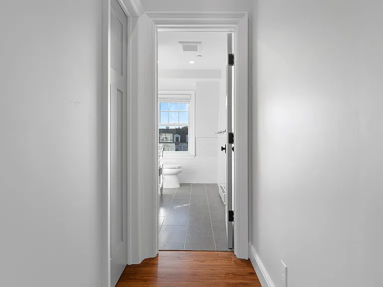 3 Park Street - Apt 2 - Bath Entry -"Pembroke"