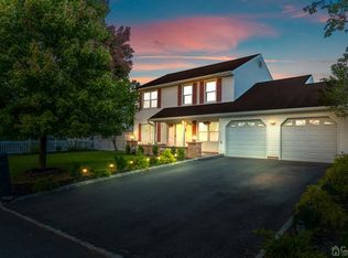 2 Thatcher Ct, Edison, NJ 08820