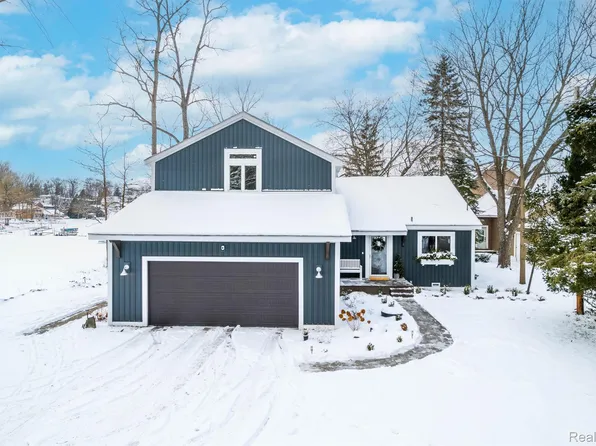 10449 Carmer Rd, Fenton, MI 48430