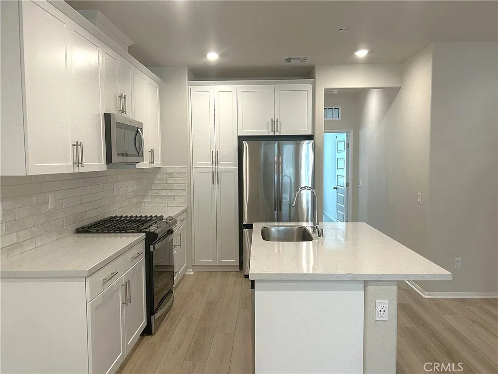 3 bed, 1497 sqft, $3,290 — Photo 3