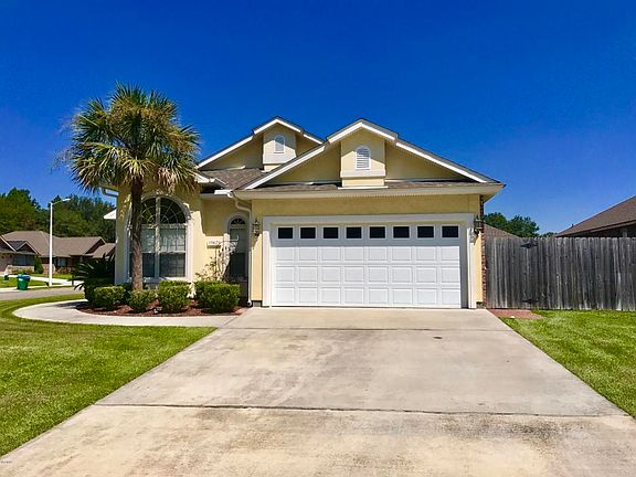 3rd image of 10621 Roundhill Dr