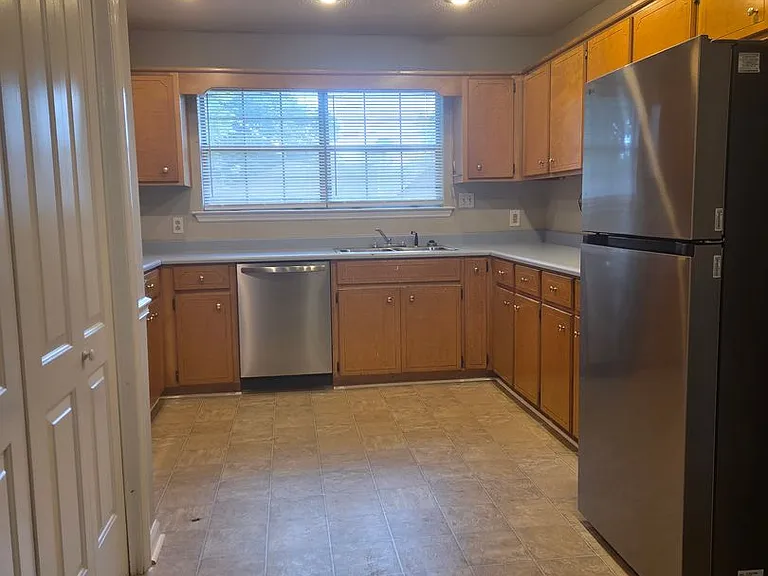 907 Canyon Ct — Photo 5
