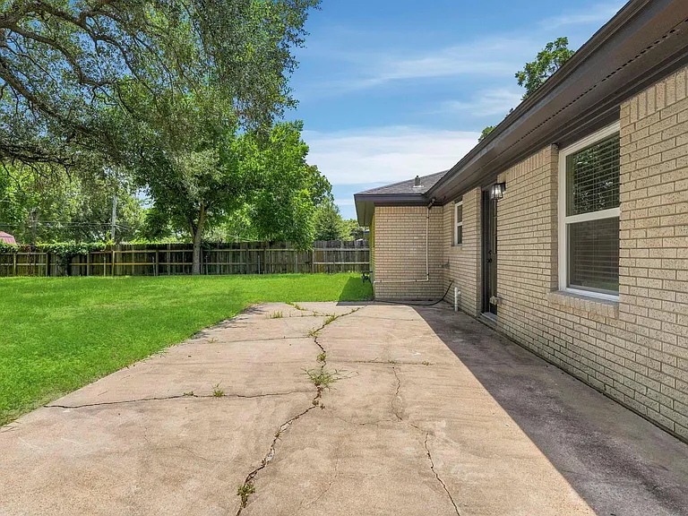 913 Meadowlane St — Photo 24