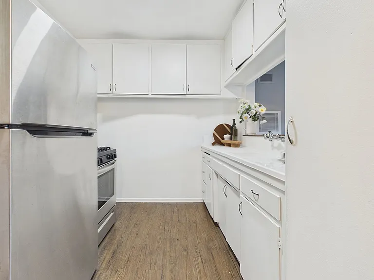 Overland Avenue Apartments — Photo 9