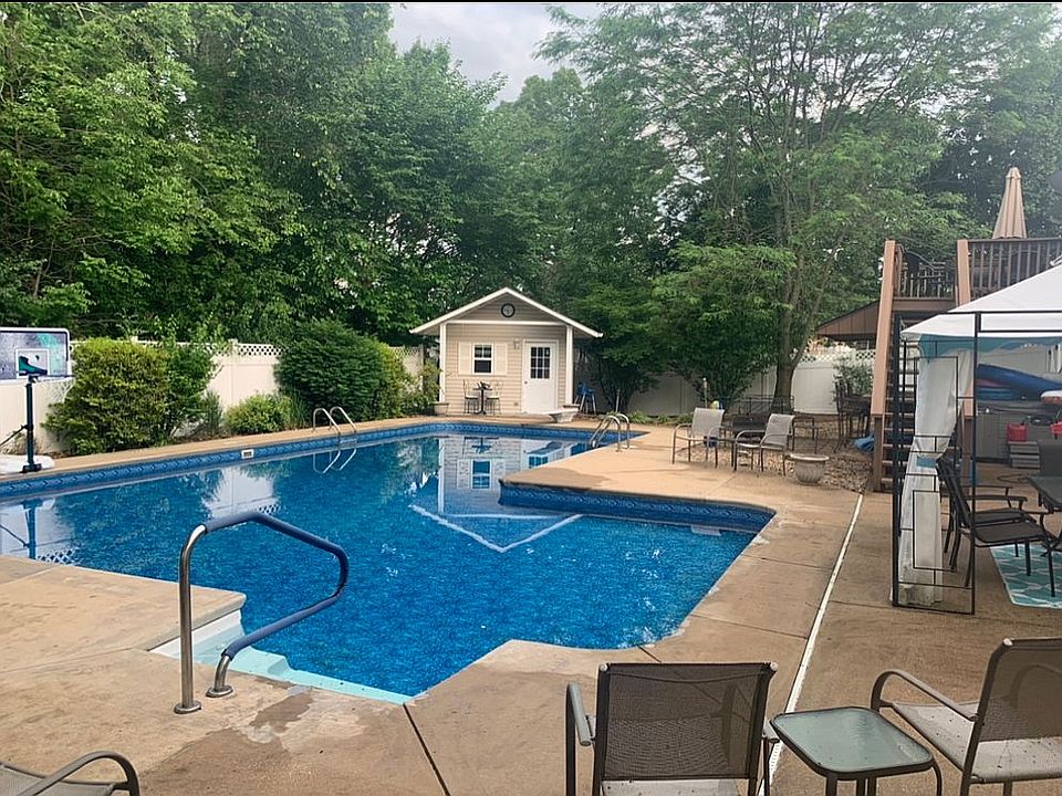 2nd image of 519 Ruth Ln