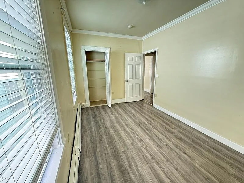 3 bed, $870 — Photo 1
