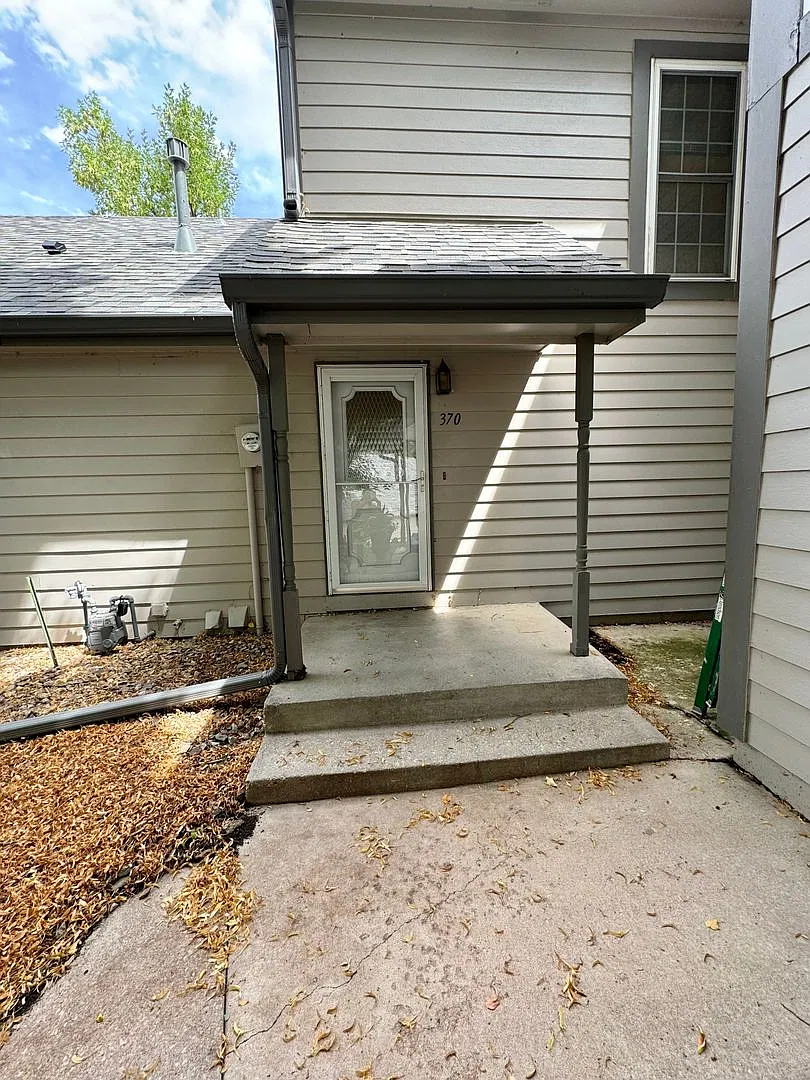3 Bed Townhome In Broadmoor Bluffs — Photo 3