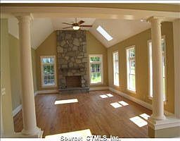 4th image of 10 Hampton Ct #L8