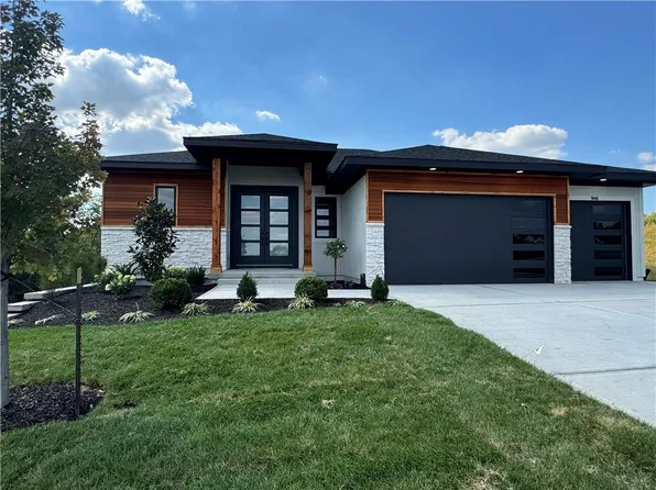 9046 Freedom Cir, Lenexa, KS 66227