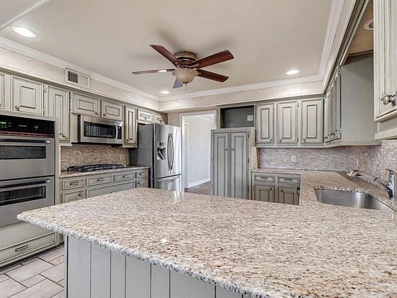 3rd image of 1421 North Cir