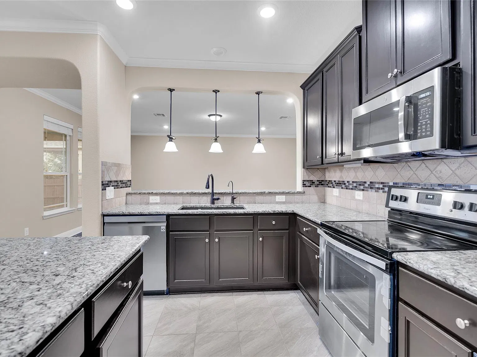 4 bed, 2.5 bath, 3301 sqft, $2,800 — Photo 2