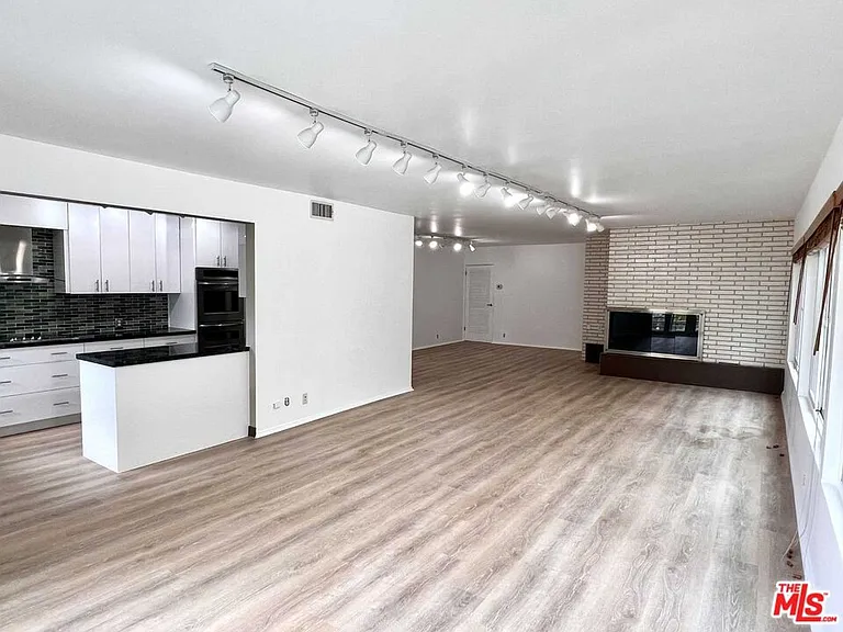 415 N Palm Dr #301 — Photo 5