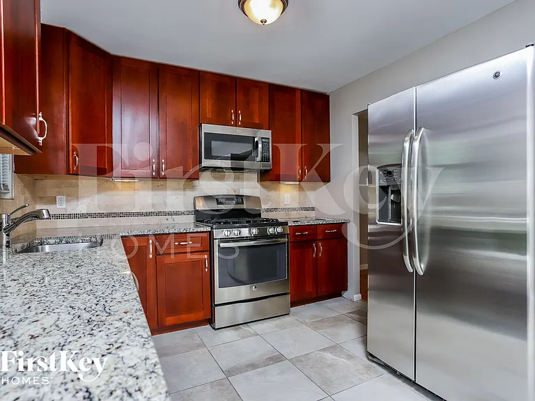 1331 Glenstone Dr — Photo 6