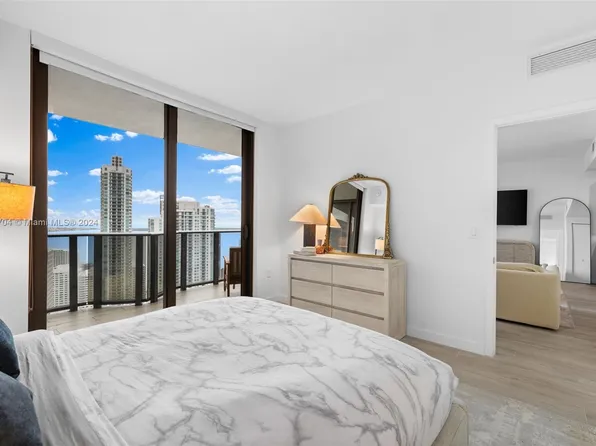 45 SW 9th St APT 3802, Miami, FL 33130