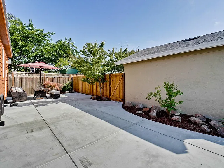 827 Washington St — Photo 11