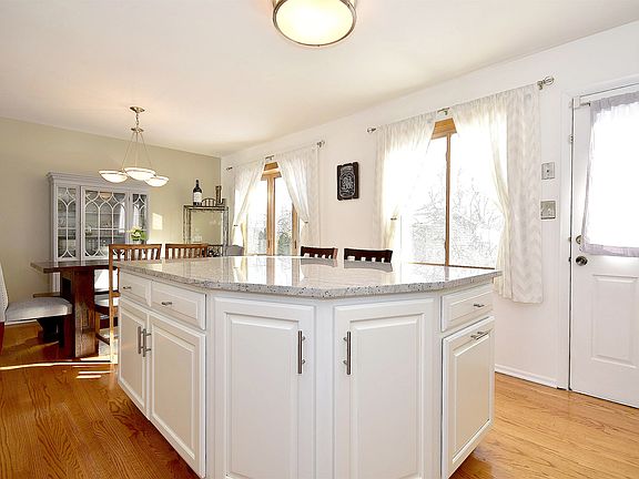 5th image of 288 E Yorkfield Ave