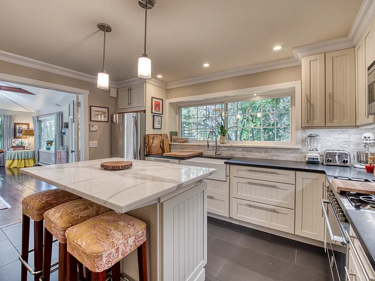 144 Woodbine Dr — Photo 4