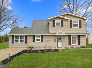 11 Honeysuckle Ln, Levittown, PA