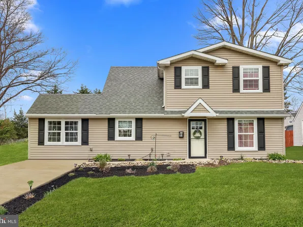 11 Honeysuckle Ln, Levittown, PA 19055