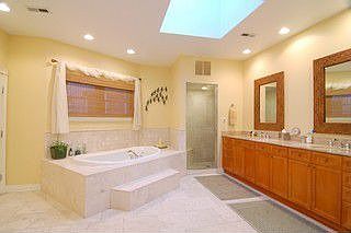 5th image of 2713 N Pine Grove Ave #3