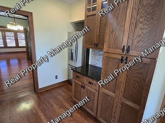 5th image of 822 Jefferson St