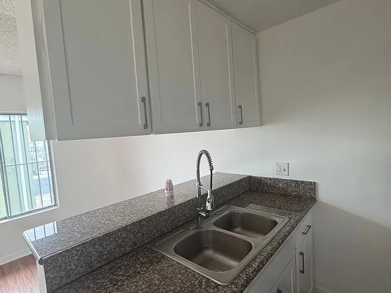 932 W 80th St #5 — Photo 3