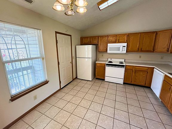 3rd image of 2104 Bridgewater Cir #A