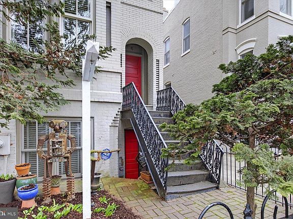 3rd image of 116 11th St NE