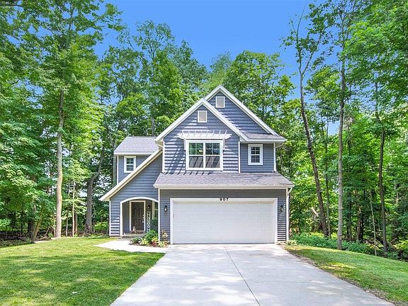 2nd image of 907 Wooded Ln