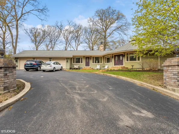 100 Lincolnwood Ct, Spring Grove, IL 60081